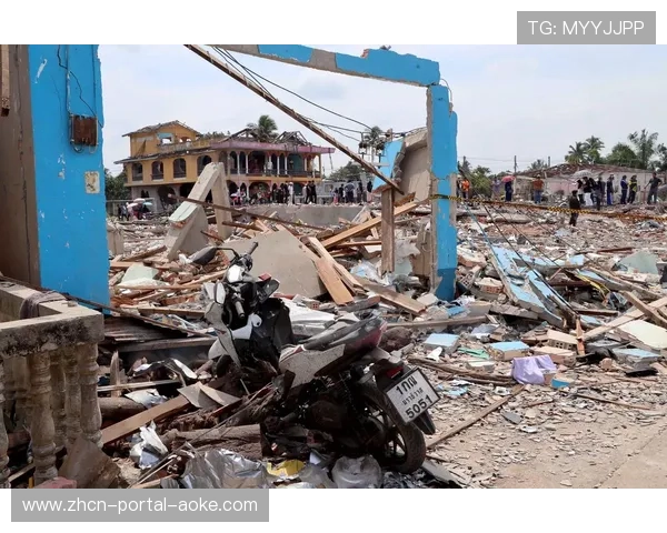 烟花爆炸瞬间，克雷莫纳门将倒地治疗
